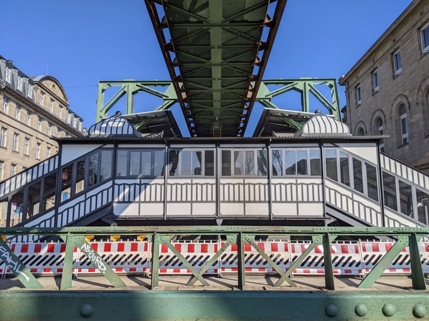 Schwebebahn stop